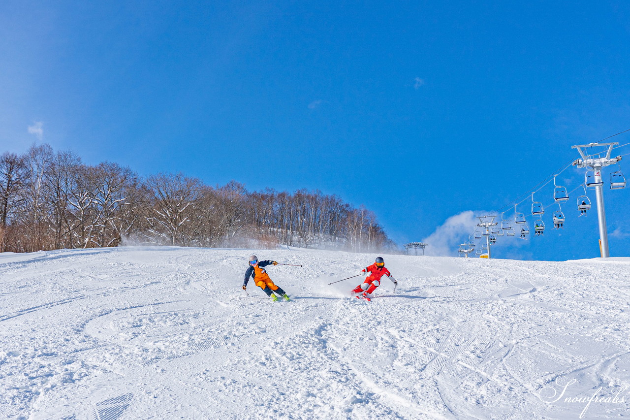 朝里川温泉スキー場　祝・積雪200cm到達。ふわふわのパウダースノーが降り積もったゲレンデを舞台に、女性スキーヤーチーム『TeamKP』成澤栞さんと秋山穂香さんが美しい滑りを披露！